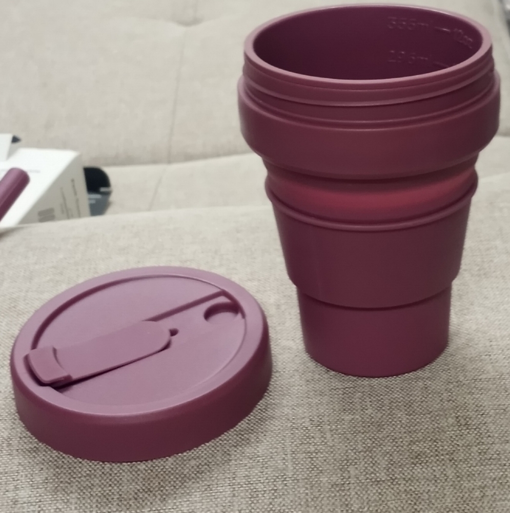 Collapsible cup w/4 reusable straws.